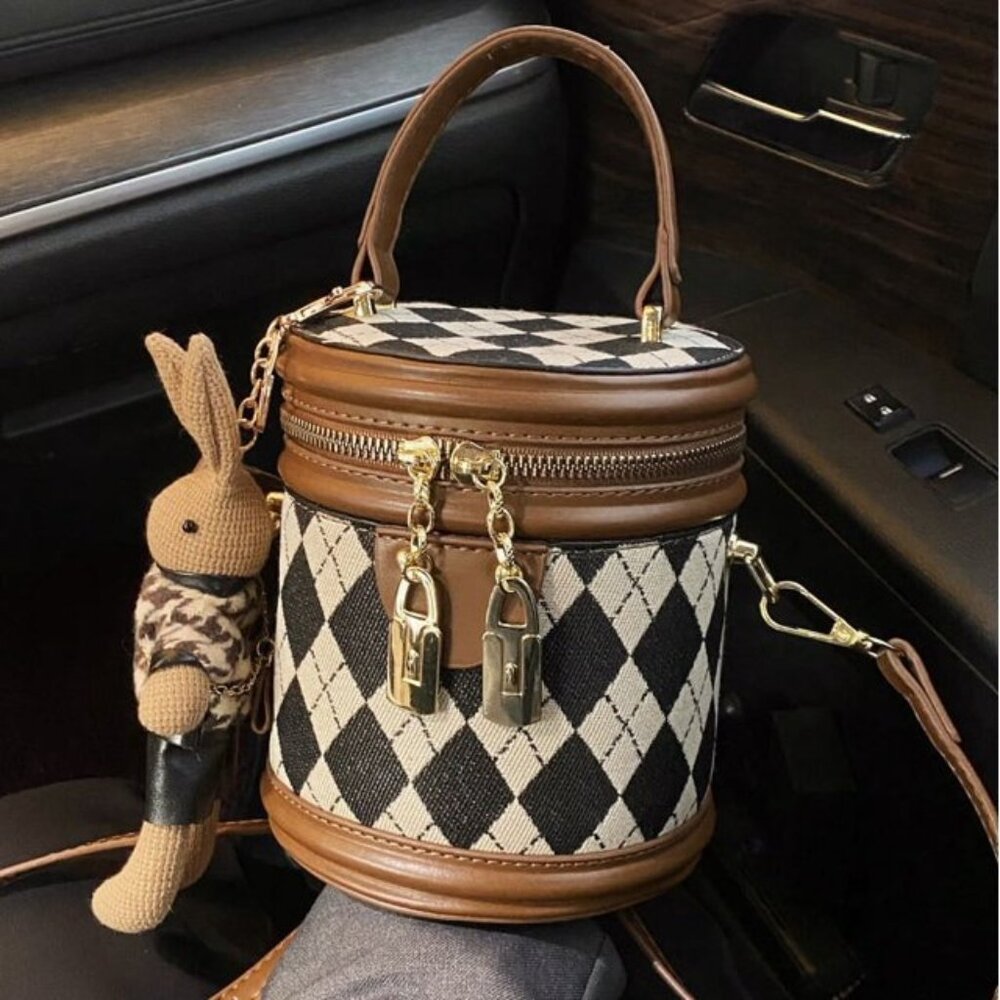 Argyle checkered bucket crossbody bag with brown trim and bunny charm 👜 - Picture 3 of 12